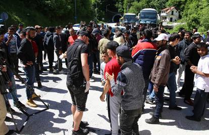'Ovo je državni udar': Autobus s migrantima blokirali na cesti