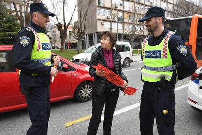 Dan žena i u prometu: Šibenski policajci davali ruže vozačicama