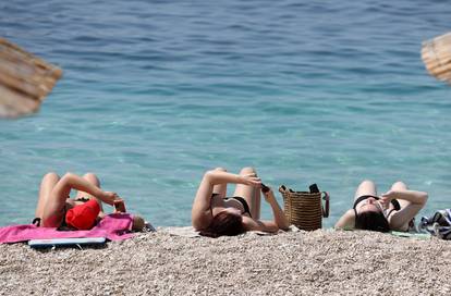 Primošten: Plaže su krcate, svi se žele malo osvježiti u moru