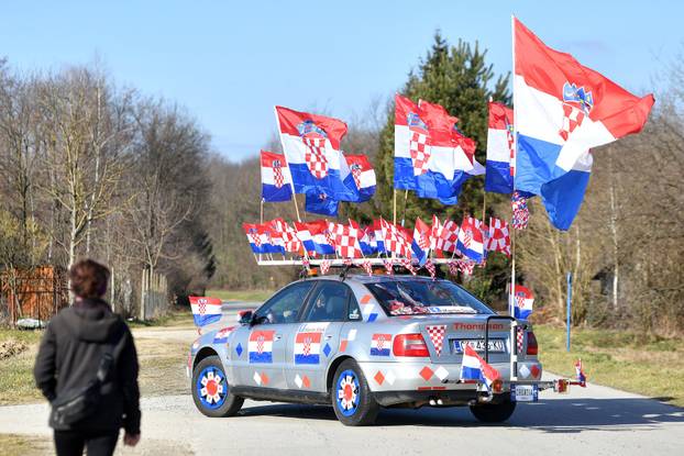 Navijač iz Međimurja svoj Audi ukrasio sa 60 hrvatskih zastava i krenuo u Zagreb na doček rukometaša