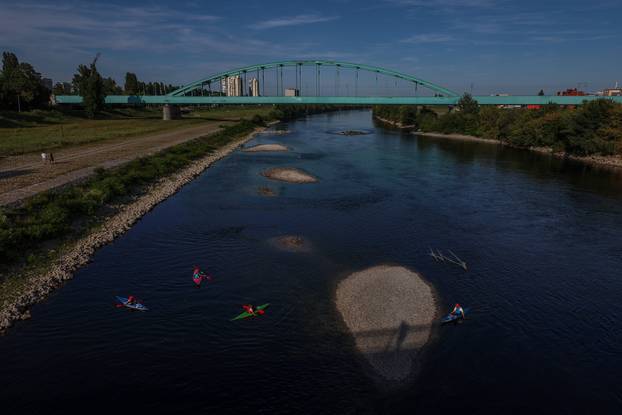 Zagreb: Kajakašice i kajakaši uživaju u Savi čiji je nizak vodostaj otkrio sprudove