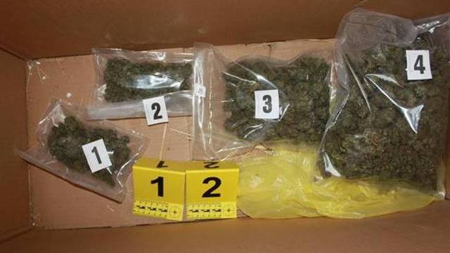 Policija kod šestorke pronašla drogu i kilogram marihuane