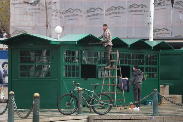 Zagreb: Postavljanje adventskih kućica na Trgu bana Josipa Jelačića