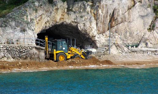  Makarsku plažu su opet zasuli zemljom: 'Sve je po zakonu...'