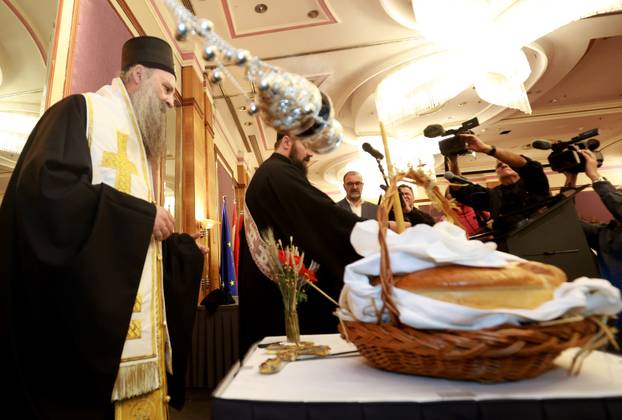 Zagreb: Plenković na prijemu Srpskog narodnog vijeća u kruhu pronašao zlatni novčić