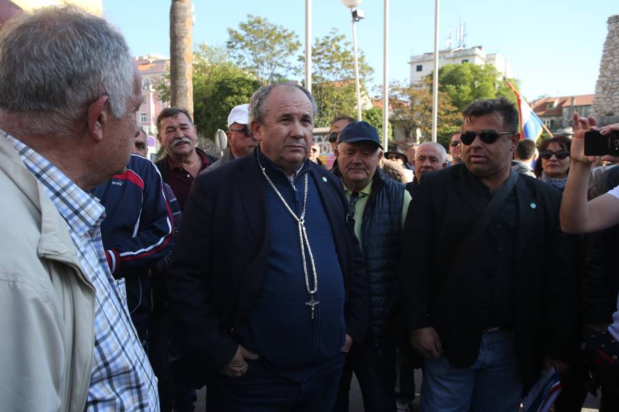 Policija izbacila HSP-ovce koji su ometali Frljićevu predstavu