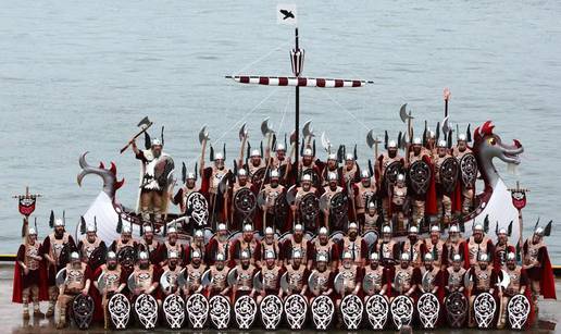 Vikinzi zapalili novu galiju na festivalu 'Up Helly Aa'