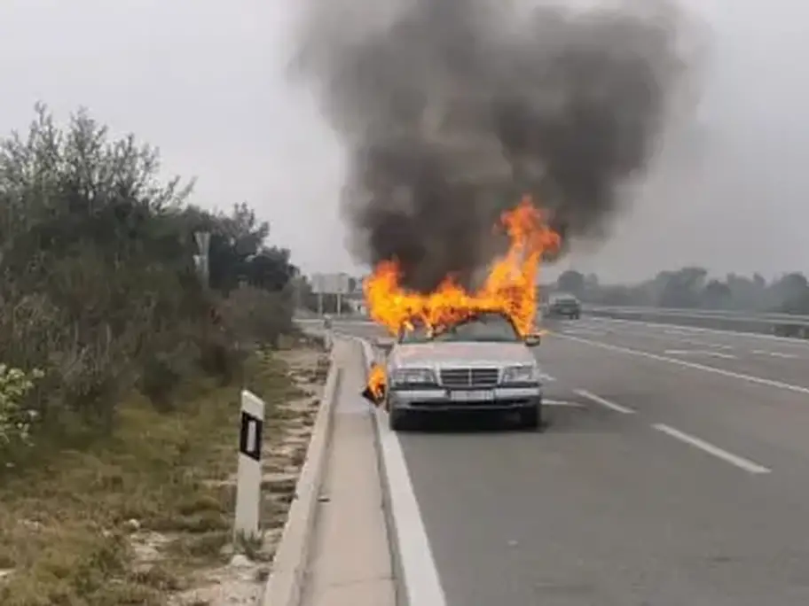 Izgorio Mercedes kod Srime...