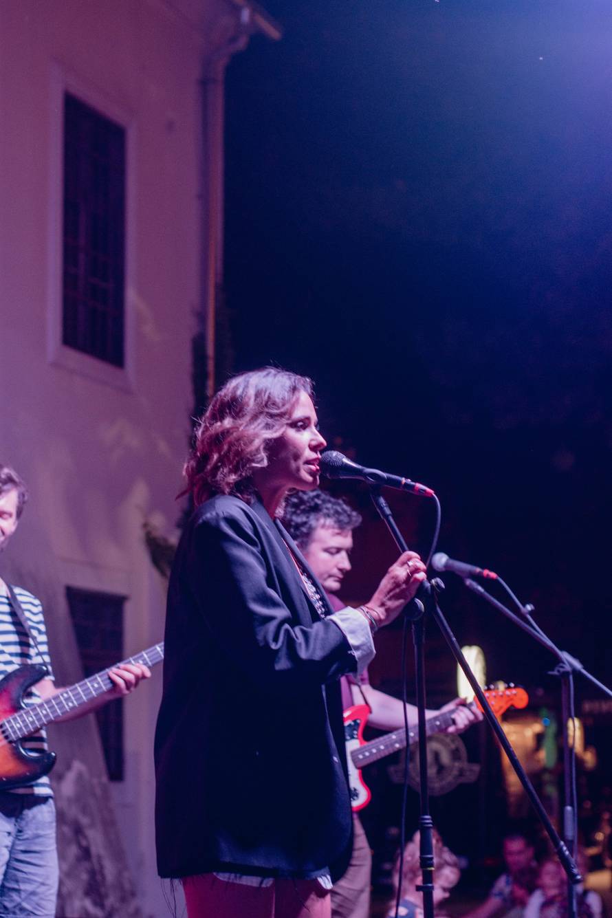 Natali Dizdar rasplesala publiku u Samoboru: Izgledala je sjajno u crnoj elegantnoj kombinaciji