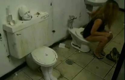 Dobra podvala: Djevojku napala ljudska wc školjka!