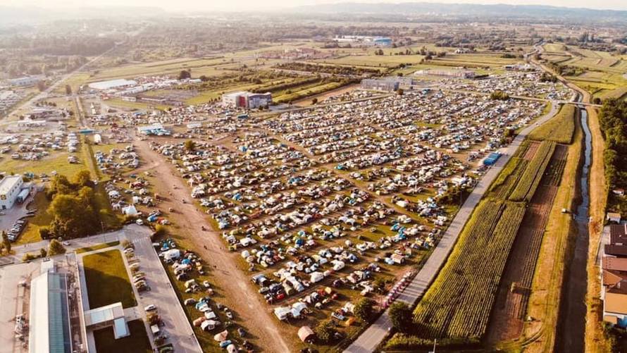 Spačeki okupirali Trg: Ma ovo je naš automobilski Woodstock