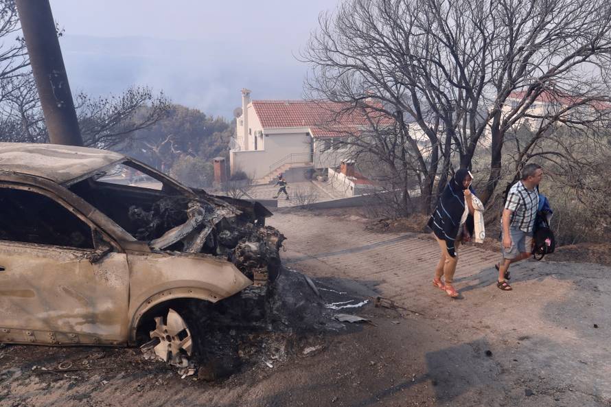 Pisak: Turisti bježe iz apartmana nakon što se požar počeo širiti, u tijeku je evakuacija