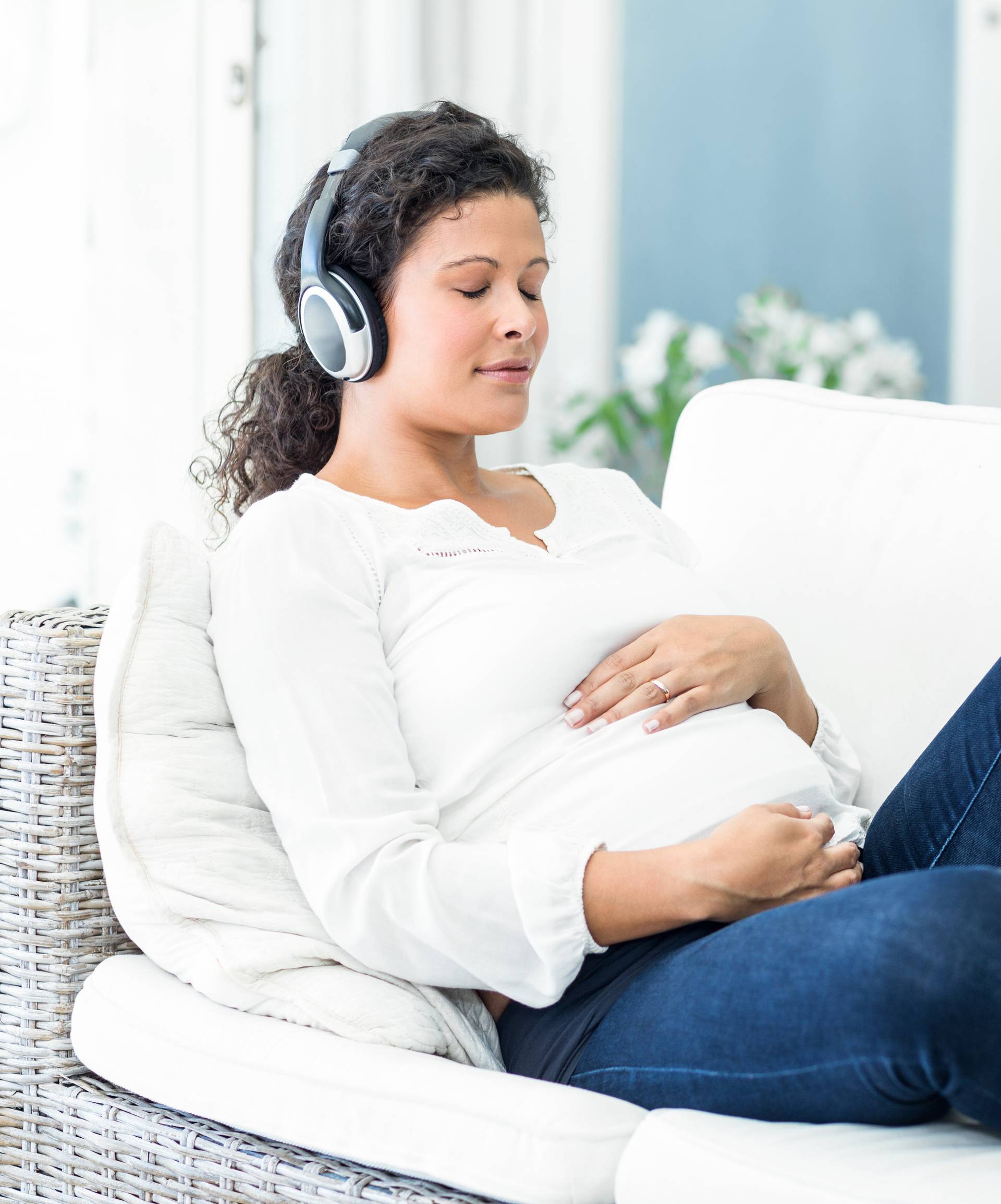 Trudnoća: Čitanje, pjevanje, ali i srdelice  jačaju bebin mozak