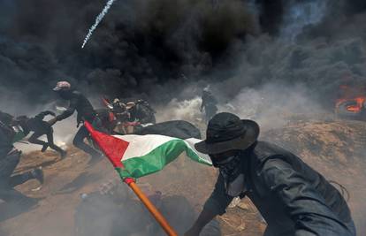 Tijekom pogreba prosvjednika, Izrael bombardirao Pojas Gaze
