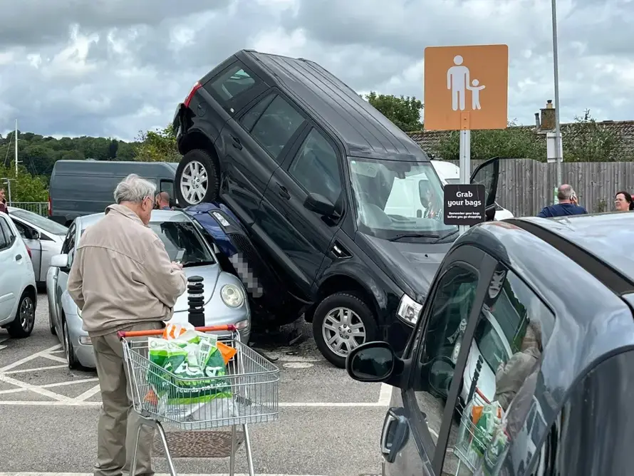 Bum! Tras! Vozačica se autom 'popela' na drugi: 'Ovo izgleda kao moderna umjetnost...'