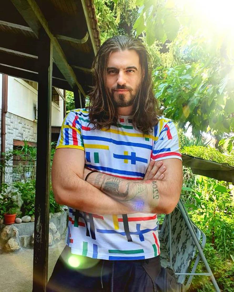 Ima novi imidž: Nemeš je pustio kosu i bradu, pokazuje i mišiće