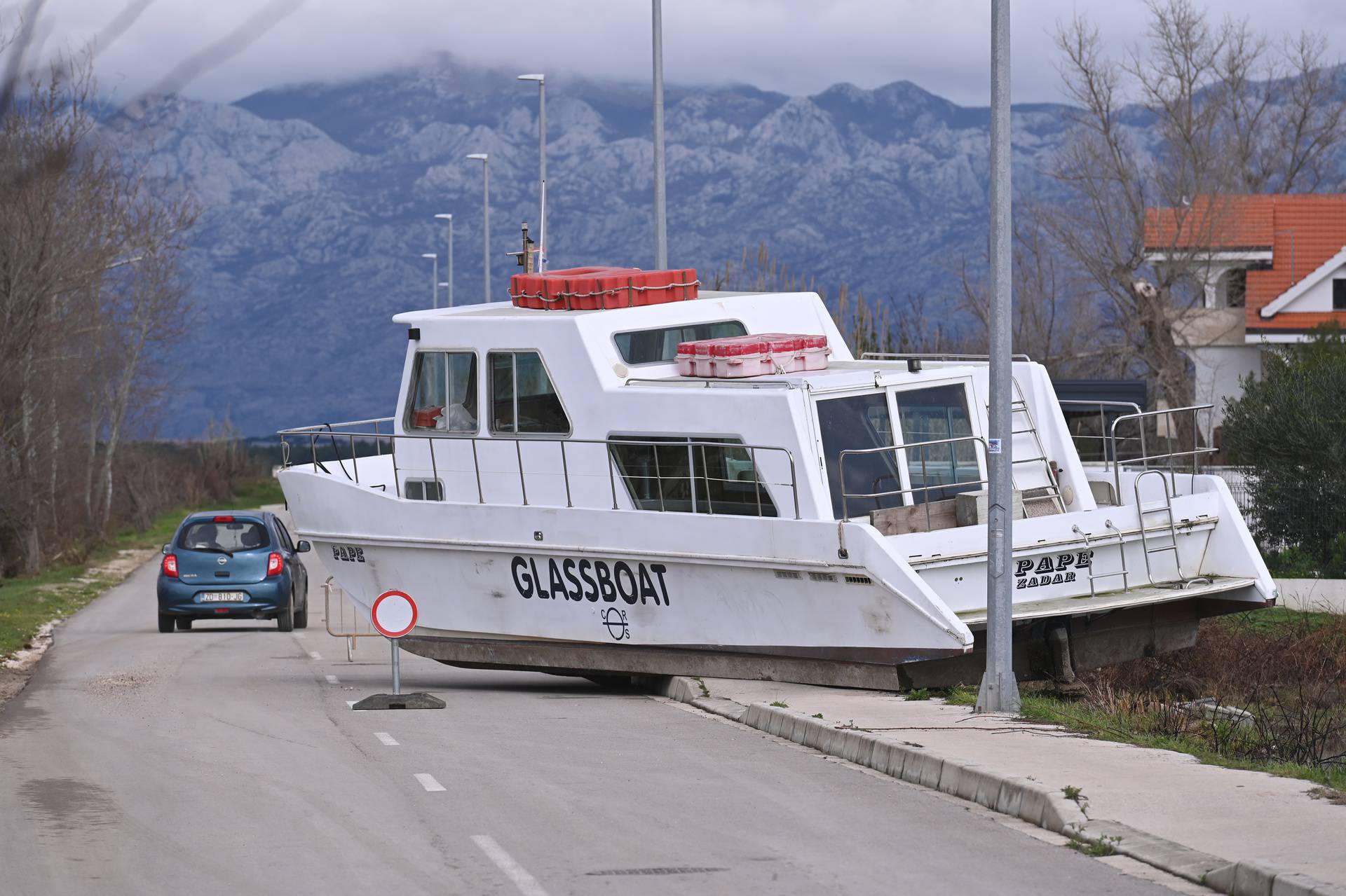 Brod i dalje nasukan na prometnici u Ninu
