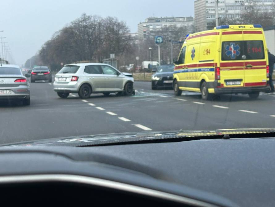 FOTO Krš i lom u Zagrebu: Dvoje ozlijeđeno u prometnoj nesreći