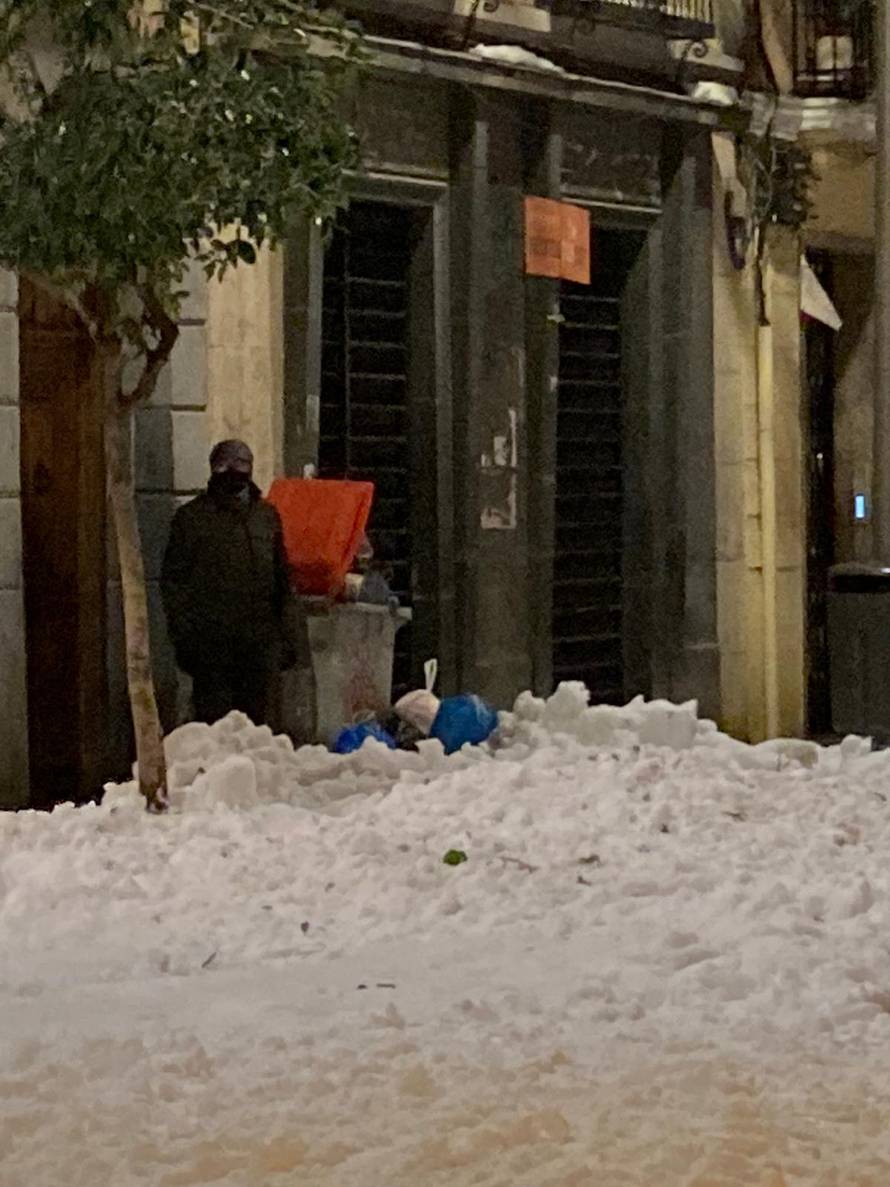 Snježni kaos u Španjolskoj: Kamioni s hranom uspjeli su se probiti do zaleđenoga grada