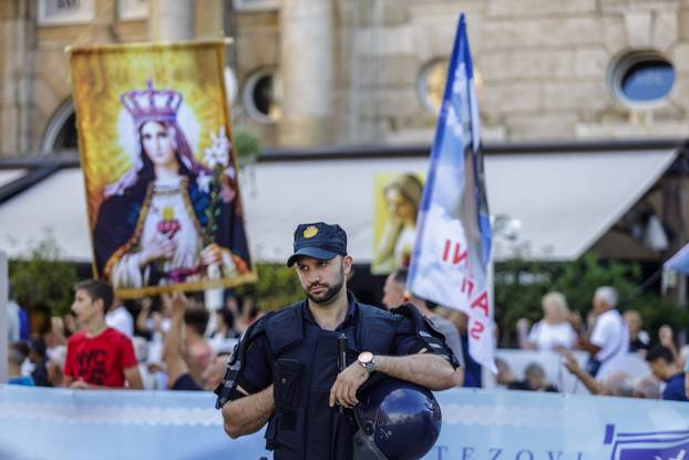 Zagreb: Molitelji se ponovno okupili na Trgu bana Josipa Jelačića i molili za predbračnu čistoću i čednost