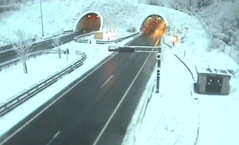 Oprez na cesti: Sudar kod Ravne Gore, snijeg u Lici i Gorskom  kotaru izaziva velike probleme