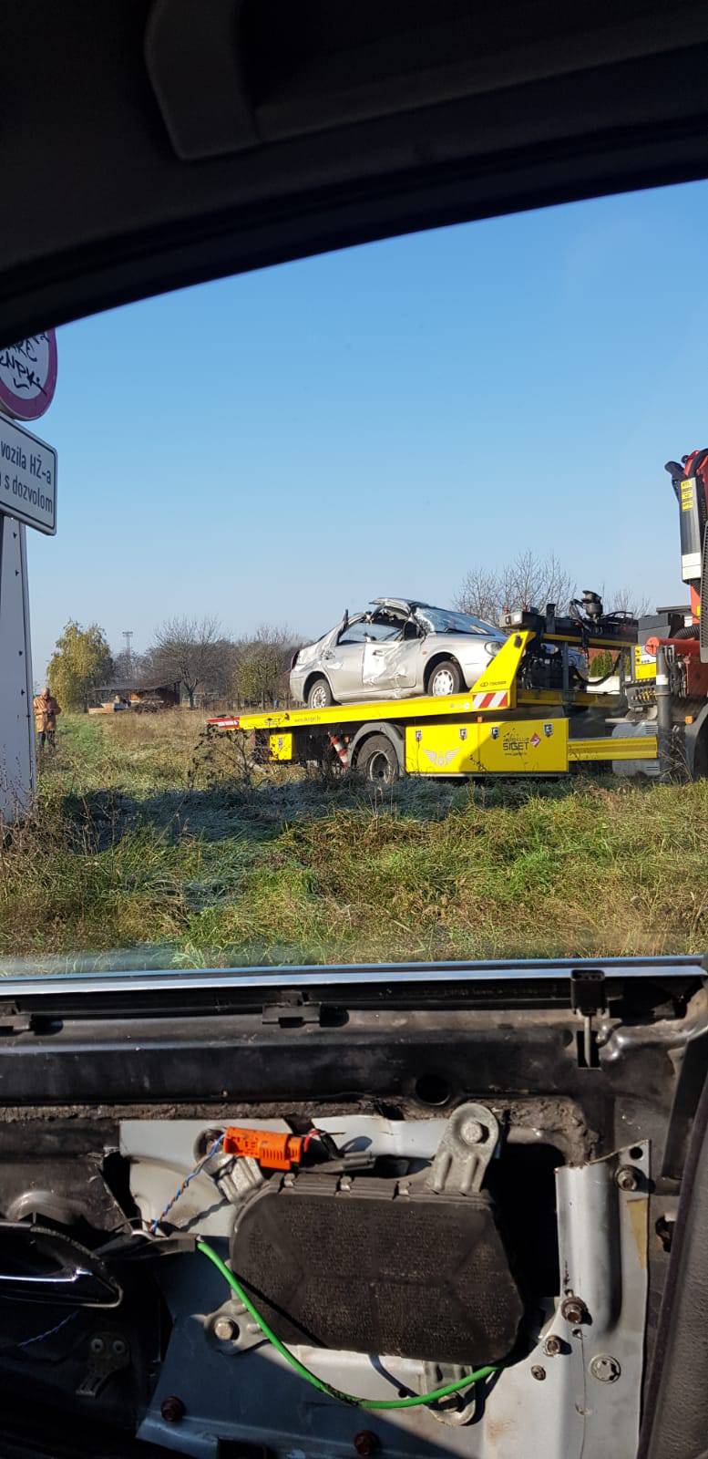 Vlak udario auto: Vozač loše procijenio i završio u bolnici