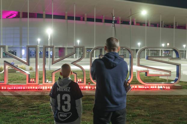 Osijek: Građani dolaze zapaliti svijeće ispred Opus Arene 