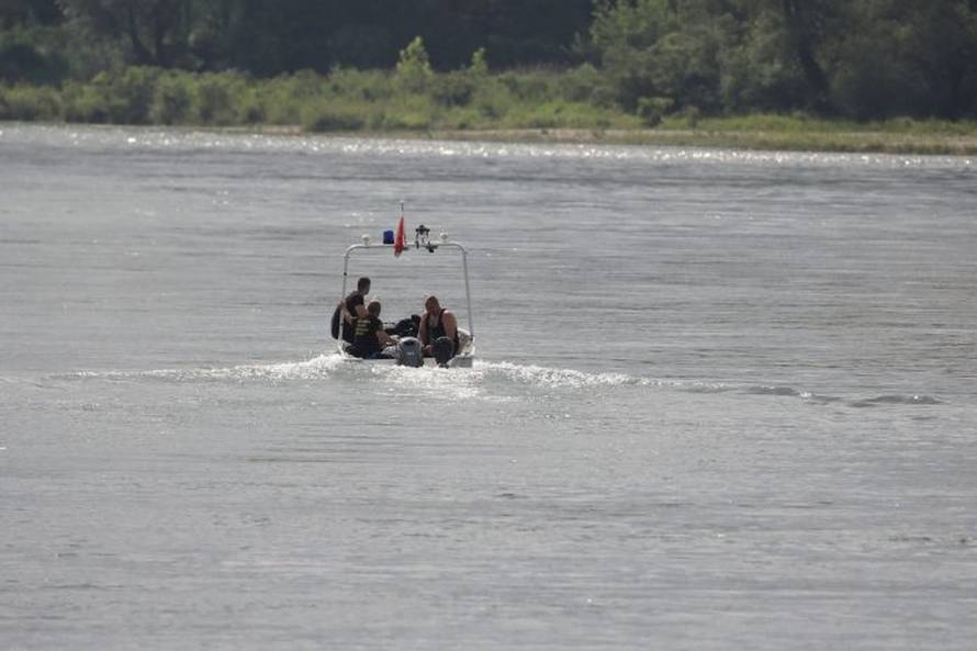 Dječaka (8) traže brojne službe, akciju otežava nabujala Drava