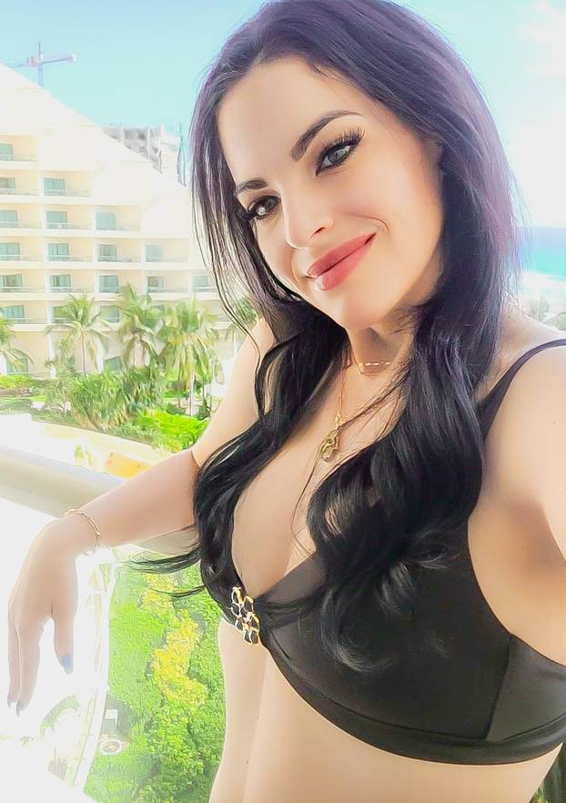 FOTO Ova odvjetnica ima najširi jezik, liže 4 lizalice. Odjednom!