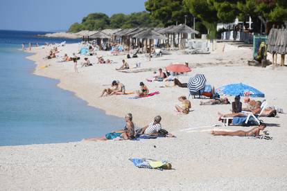 Kraj je rujna: Ovo su fotografije s primoštenske plaže! Ovaj će tjedan biti i do 30 stupnjeva