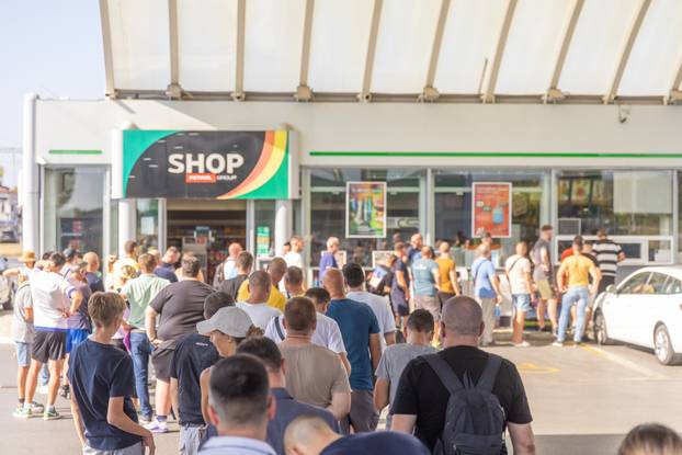 Osijek: Gužva za kupovinu ulaznica za utakmicu Hrvatske i Poljske u Ligi nacija