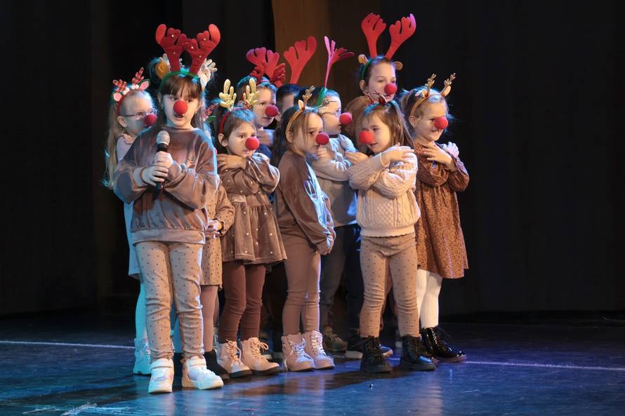 Djeca pjevala za djecu oboljelu od raka: 'Možemo za njih još i plesati i donijeti im medvjediće'