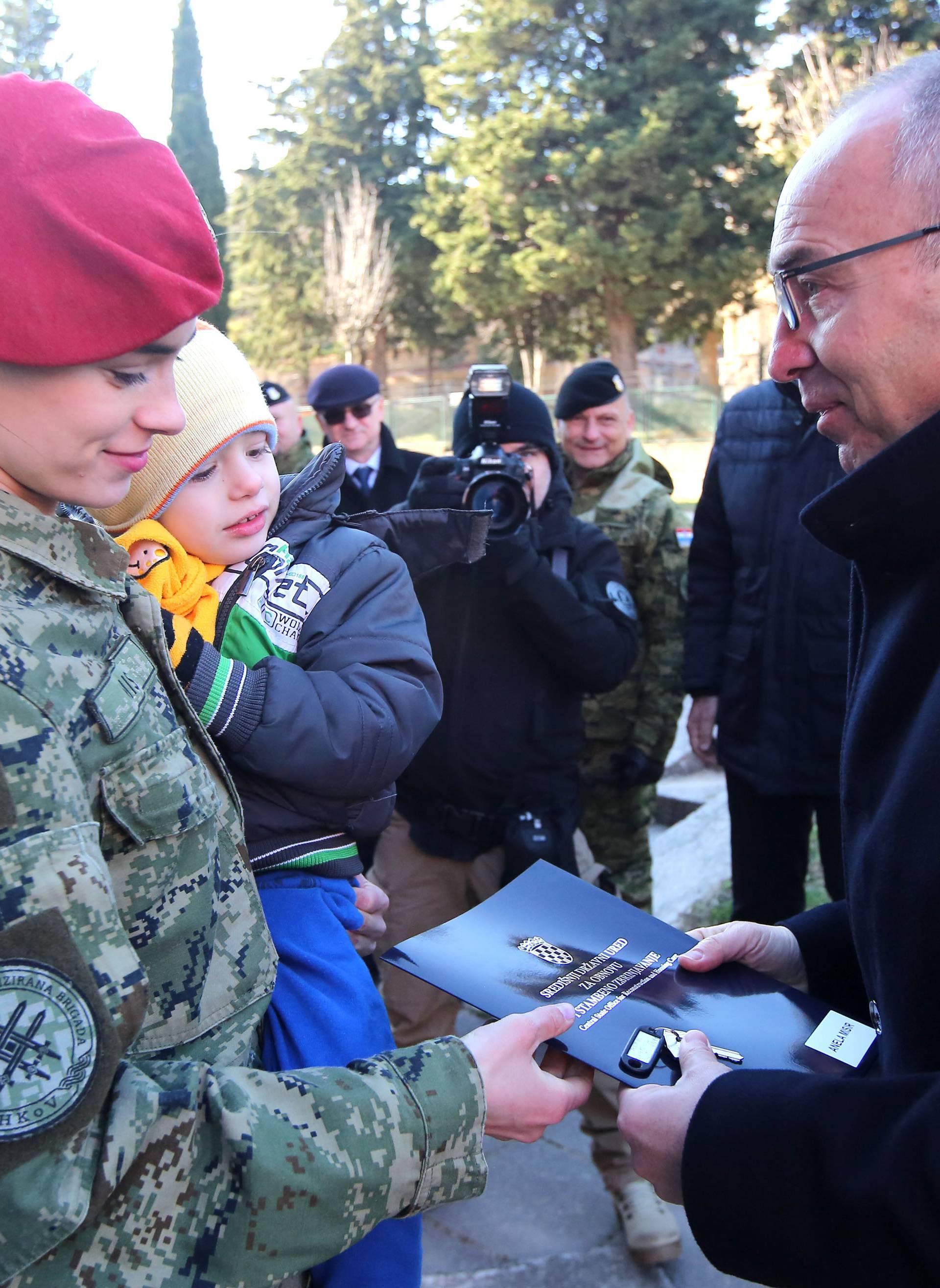 Knin: Šundov i Krstičević uručili ključeve stanova pripadnicima Gardijske mehanizirane brigade