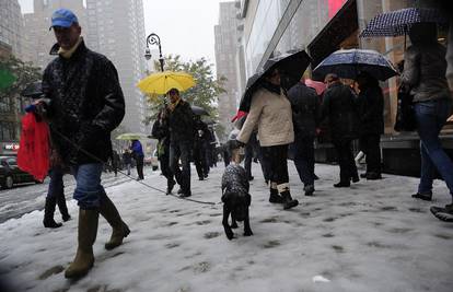 Više od milijun ljudi na istoku SAD-a bez struje zbog snijega
