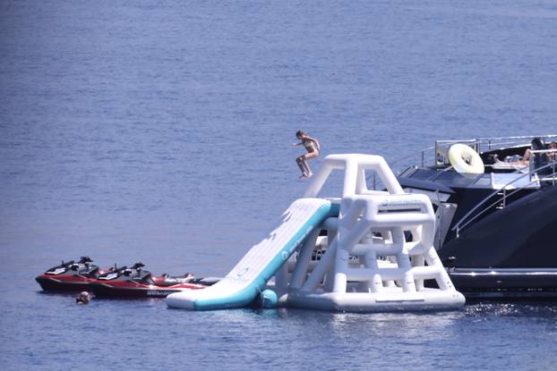 Obiteljski odmor slavnog podcastera na Braču: Joe Rogan uživa na superjahti, kupa se i skače u more