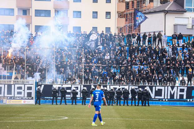 Utakmica Kupa Srbije između Novog Pazara i Crvene zvezde prekinuta je već u prvoj minuti nakon sukoba navijača beogradskog kluba i policije