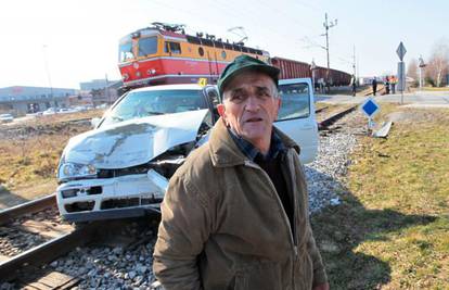 Vozač (73) Golfom udario u vlak i prošao bez ogrebotine