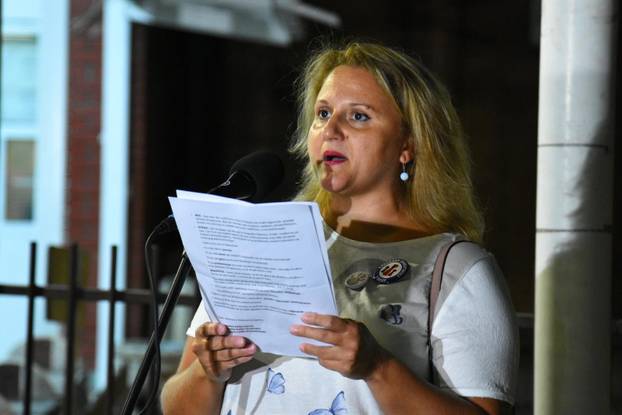 Niš: Ispred Osnovnog suda održan je prosvjed podrške pod nazivom "Svi smo mi Nikolina"