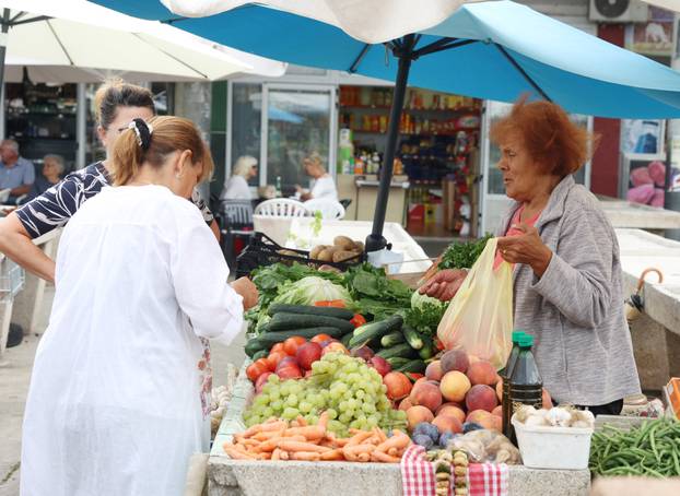 Šibenik: Ponuda vo?a i povr?a na šibenskoj tržnici