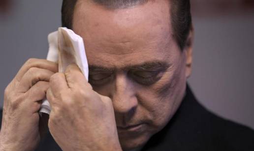 Berlusconiju se s lica topio puder dok je on zbijao šale