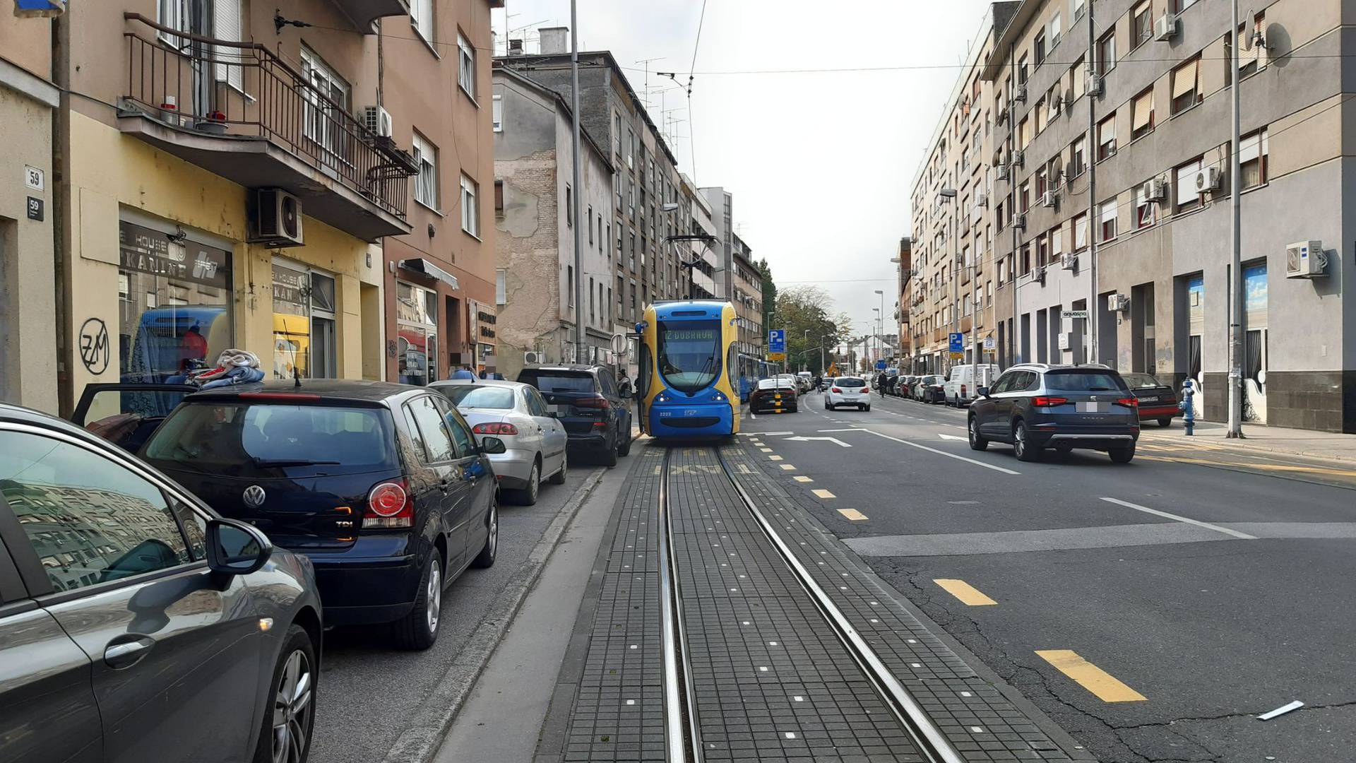 VIDEO Tramvaji stali u Zagrebu zbog BMW-a na pruzi: 'Nije bilo druge, morali smo ići pješice'