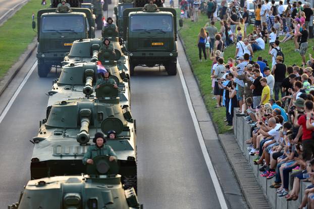 ARHIVA - Na današnji dan 2015. u Zagrebu održan veliki vojni mimohod