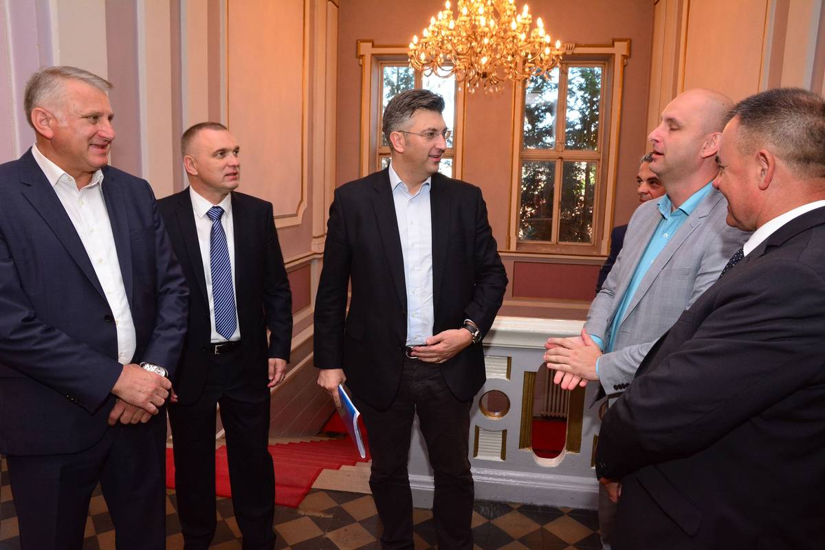 Jedan je mlatio suprugu, drugi novinara, treći je osuđen, dok je četvrti uhićen. Peti je premijer