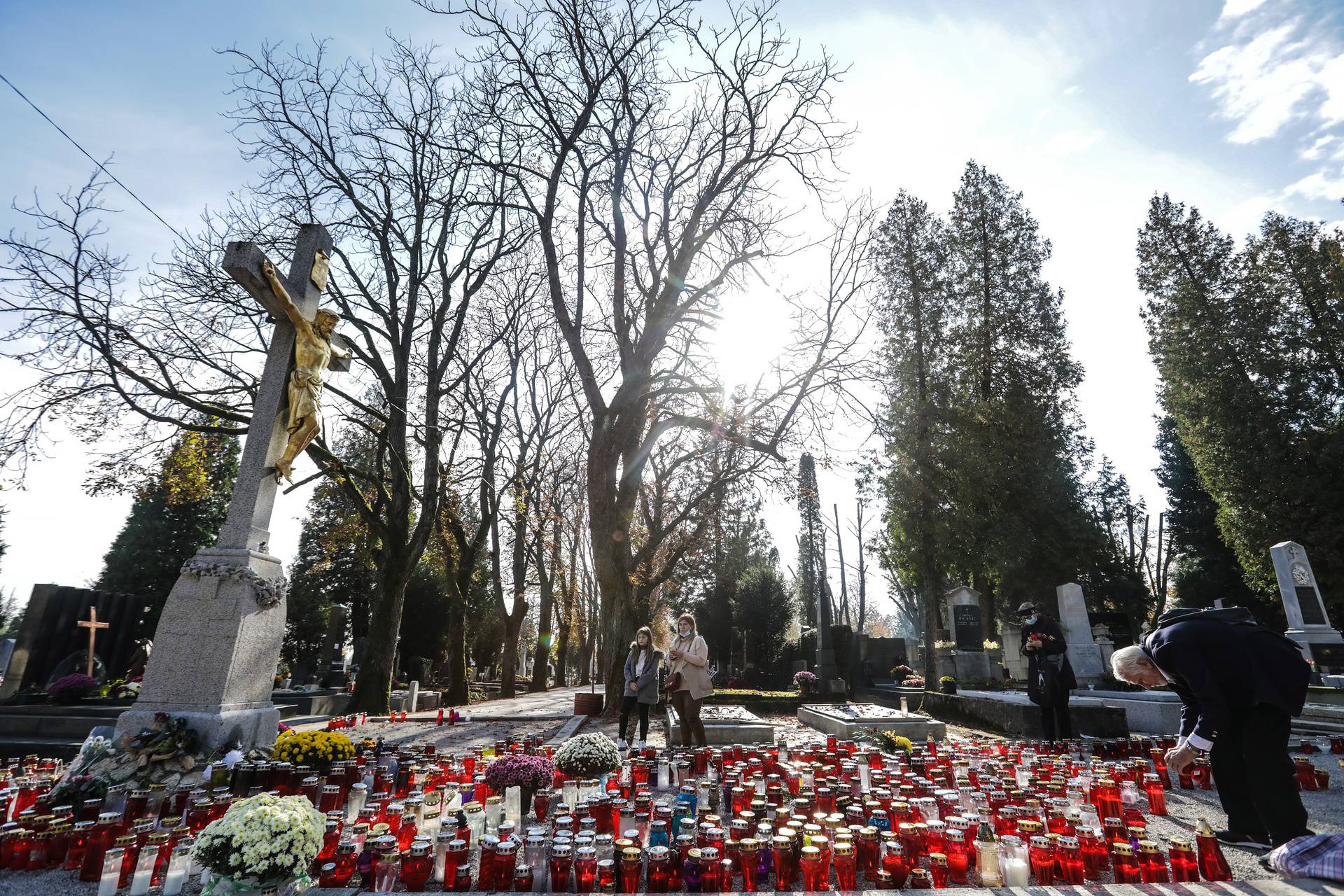 Zagreb: Građani uređuju grobove najmilijih uoči blagdana Svih svetih