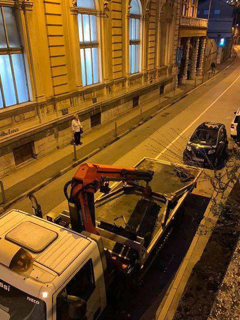 Rusu skršili auto: 'Katastrofa, slomili mi krov, razbili staklo...'