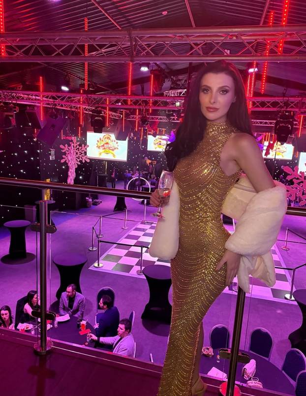 FOTO 'Svi misle da sam glupa jer poziram gola, a završila sam studij na Harvardu!'