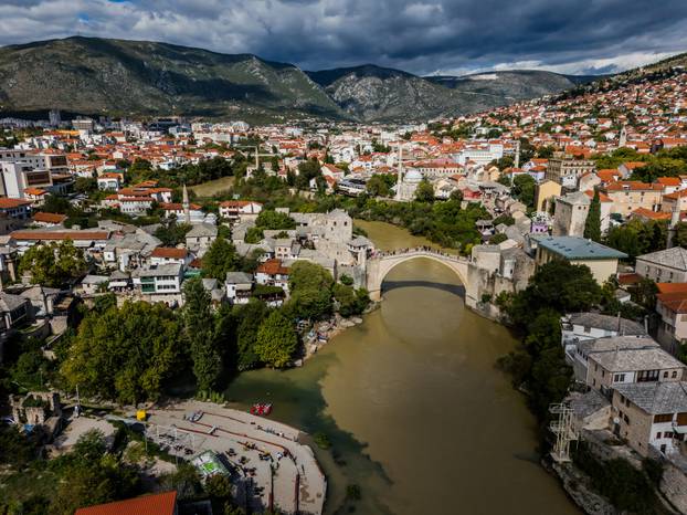 Neretva u Mostaru promijenila boju, više nije zelena nego smeđa i prljava