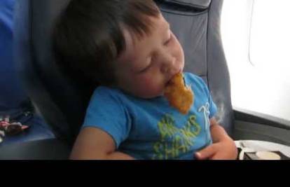 Teške muke: Dječak pokušava ostati budan da pojede svu hranu