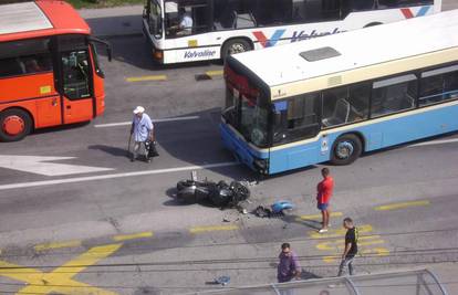 Motociklist bez položenog ispita udario je u autobus