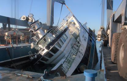 Brod koji je pao s dizalice u Puli cijeli je potonuo, ministarstvo odlučuje kako će ga izvaditi
